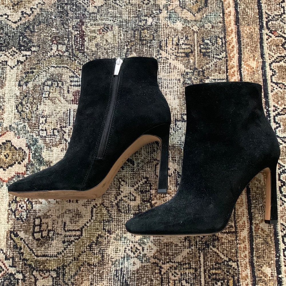 VINCE CAMUTO Bootie 9.5 Suede Black